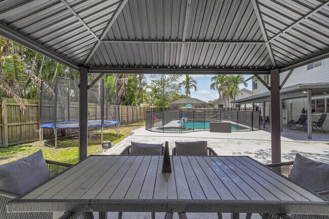 Building Photo - 10108 SW 53rd Ct