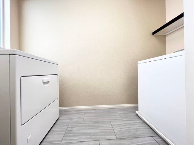 Building Photo - Beautiful 2 story single house