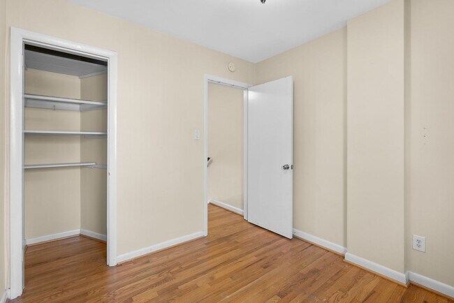 Building Photo - 4 Bedroom 3.5 Bathroom - Van Ness/Tenleytown Semi Detached Home - Attached 1 Car Garage