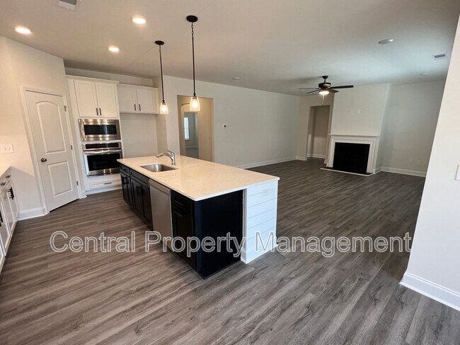 Building Photo - 102 Lariat Ct