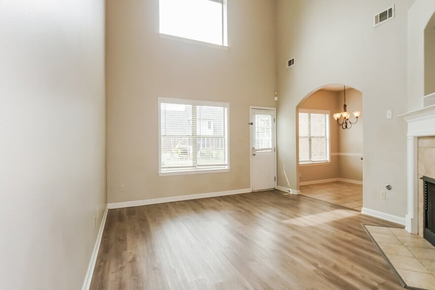 Building Photo - 1457 Sawmill Creek Ln