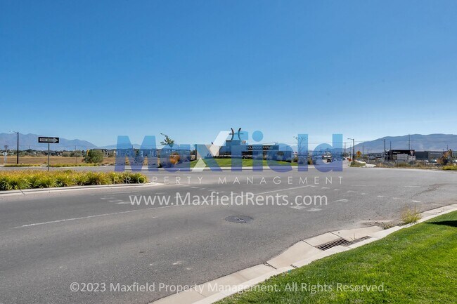Building Photo - EV Friendly, Pool Access, Modern Luxury Sc...