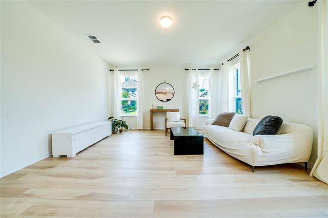 Building Photo - 405 Club House Dr