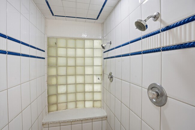 Building Photo - 508 E 19th Ave