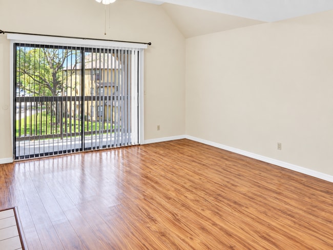 Building Photo - 305 Lakepointe Dr