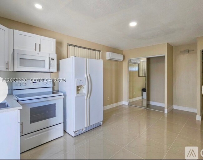Building Photo - 6800 SW 9th St