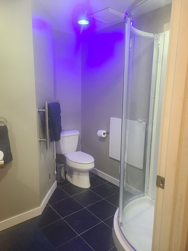 Building Photo - High Quality Term Rental in Town with Harb...