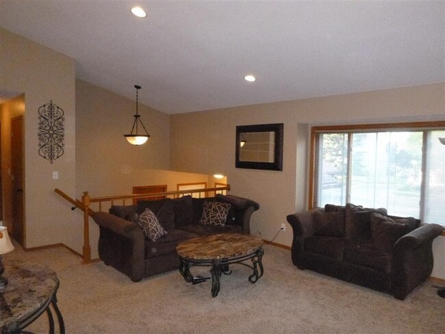 Building Photo - 4Bdrm-3bath Split NW Rochester
