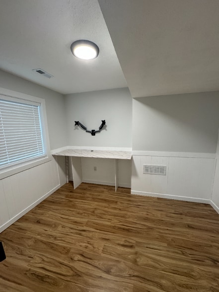 Building Photo - 15607 N Sycamore St