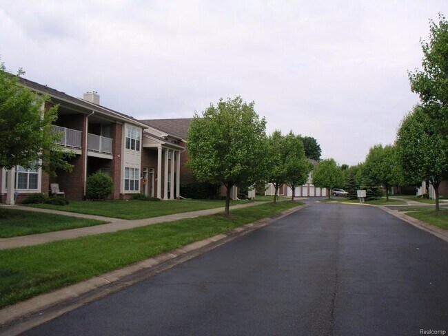 Building Photo - Sharp 2 bedroom, 2 bath upper condo in Not...