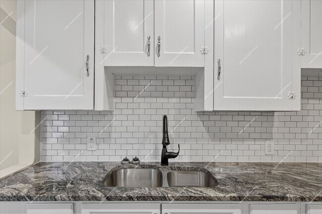 Building Photo - Charming 3-Bedroom Brick Bungalow for Rent in Detroit!