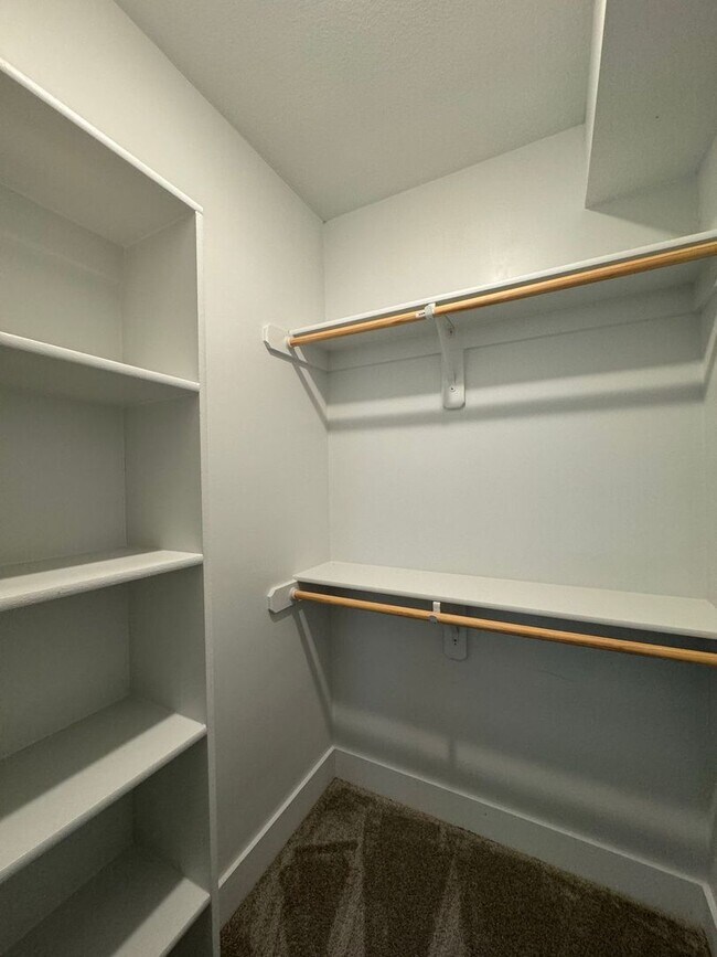 Building Photo - 4 Bedroom, 3 1/2 bathroom in Olathe!