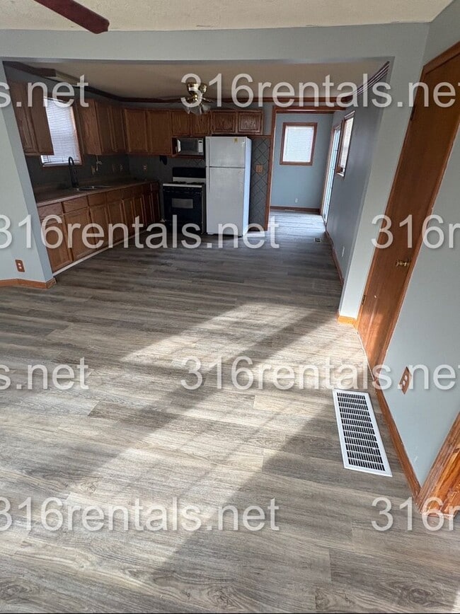 Building Photo - $1050 - 3 bed 1 bath - Single Family Home