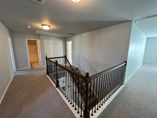 Building Photo - 4 Bedroom 3 Bath - Gorgeous Backyard in Le...