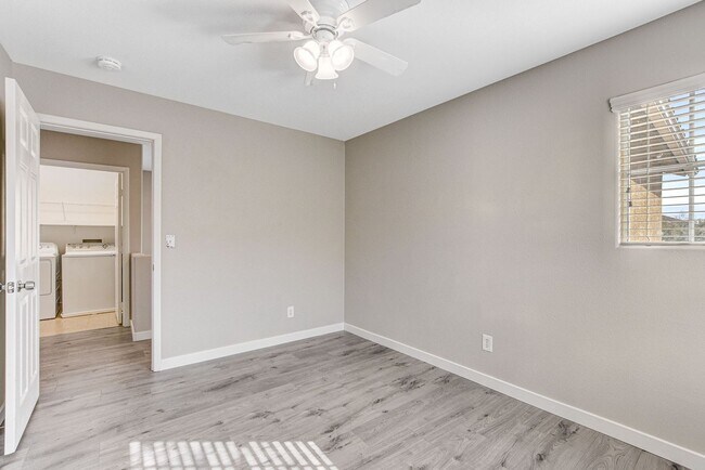 Building Photo - Spacious 3 bedroom home with large yard in...