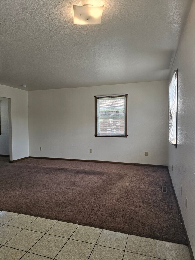 Building Photo - Three Bedroom Two Bath Townhouse