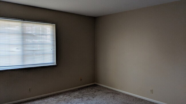 Building Photo - AUGUST 2026!!!  2 bedroom, 1.5 bath 2-story condo in Coralville