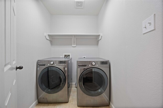 Building Photo - 15018 Summer Knoll Ln