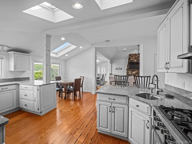 Building Photo - 99 Lake Shore Rd