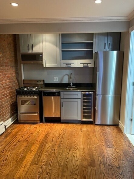 Building Photo - 424 E 9th St