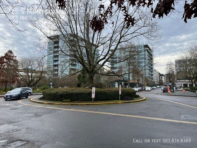 Building Photo - Riverfront Condo on the Promenade!