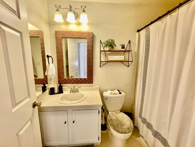 Building Photo - Charming and Spacious 3-Bedroom Home for R...