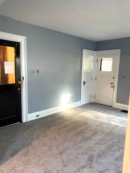 Building Photo - 916 W 9th St