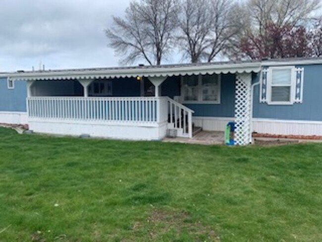 Primary Photo - Great 4 bed 2 bath Mobile