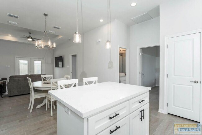 Building Photo - 18 S Bay Hill Dr