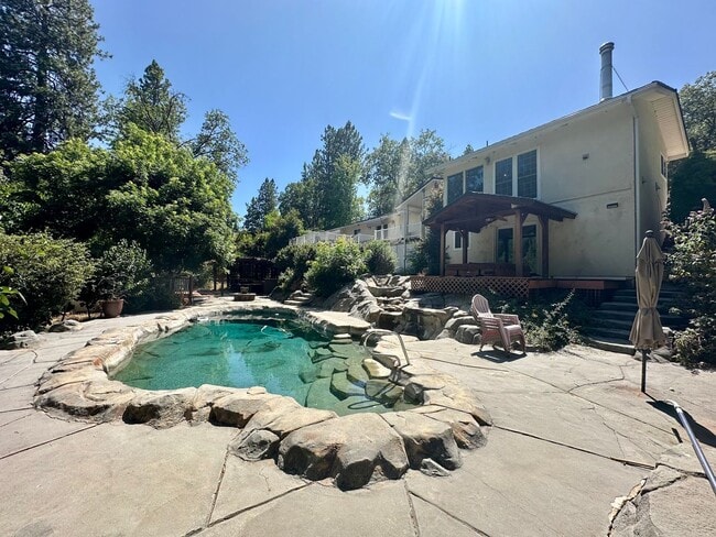 Building Photo - Stunning 4 Bedroom 3 Bathroom House with a...