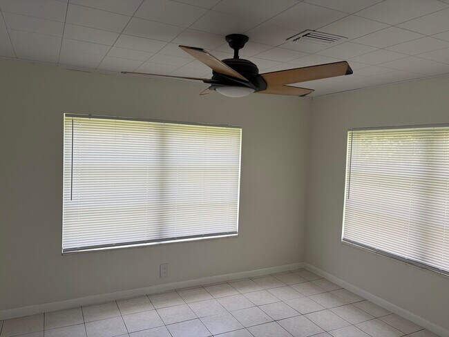 Building Photo - 2320 Sunrise Dr