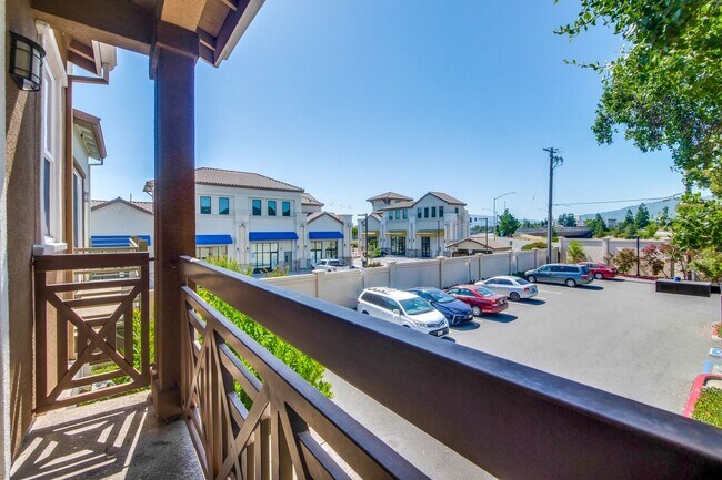 Building Photo - Excellent 4 Bed 2.5 Bath Town Home!