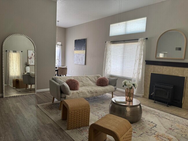 Building Photo - 10241 Las Casitas Ct NE