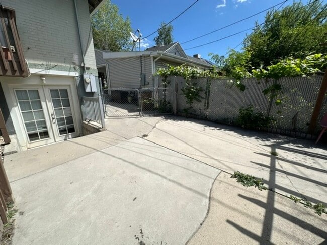 Building Photo - 322 E 6th Ave