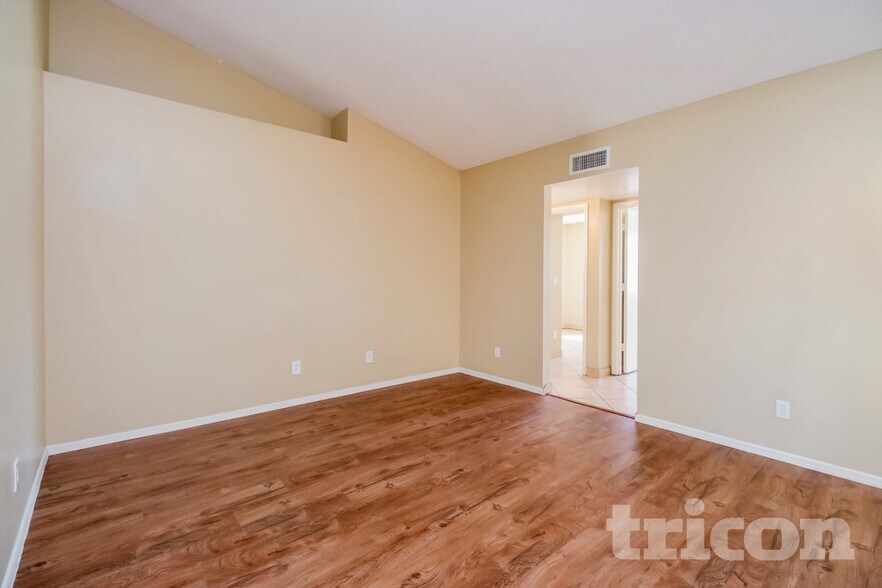 Building Photo - 102 W Ivyglen St