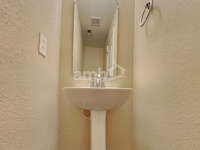 Building Photo - 1622 Carriage Cir