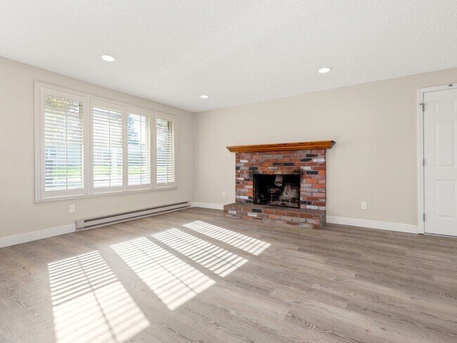 Building Photo - Single-family 3 bedroom home available for...
