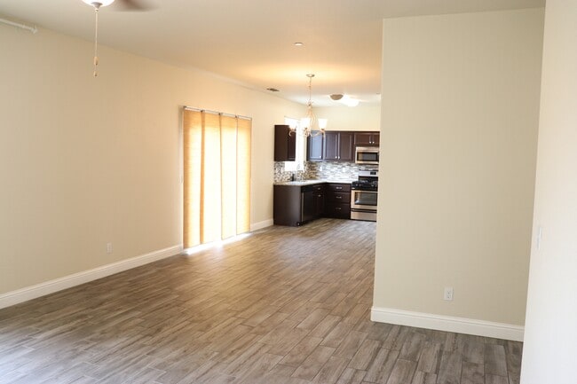 Building Photo - 864 Pinewood Ave