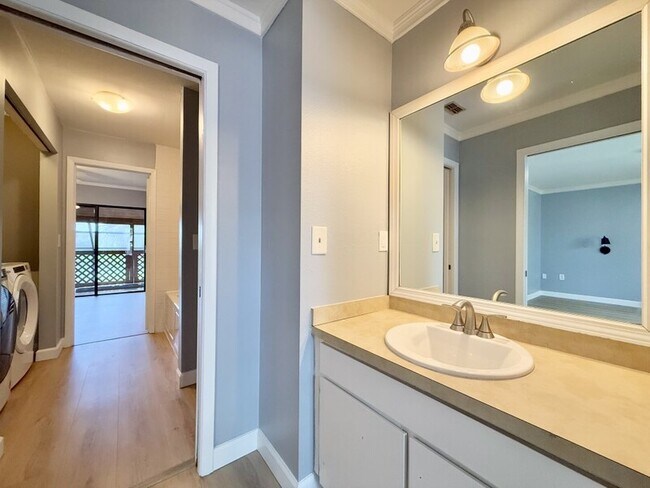 Building Photo - 817 Fairwood Forest Dr