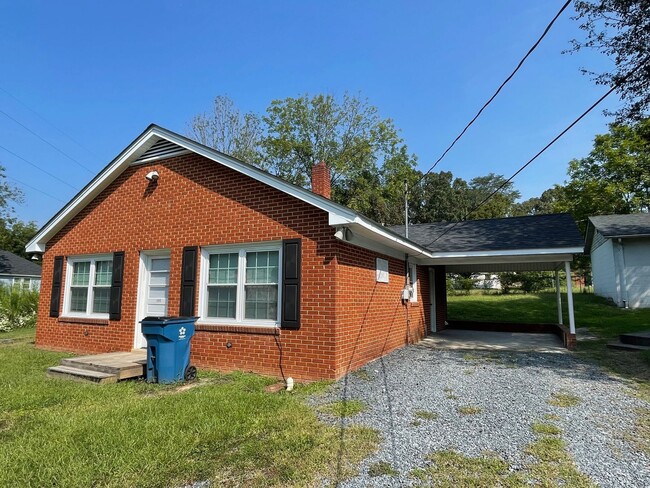 Building Photo - 2 BED, 1 BATH HOME LOCATED IN RAMSEUR- $10...