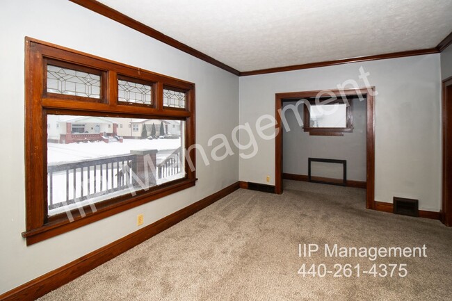 Building Photo - Charming Down Unit in Garfield Heights – A...