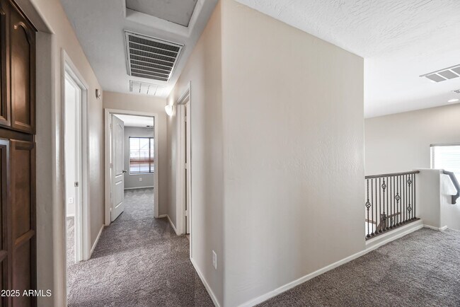 Building Photo - 1543 E Nightingale Ln