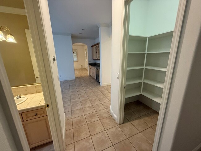 Building Photo - 10637 N Lochmoor Ln