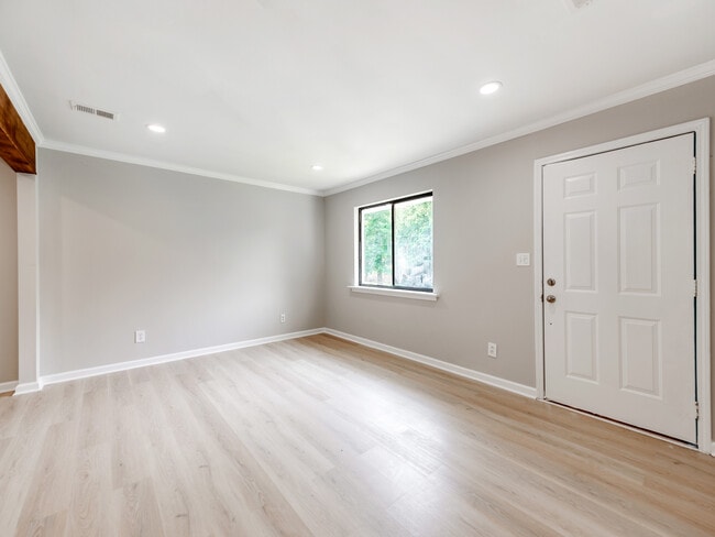Building Photo - 4925 Springview Rd