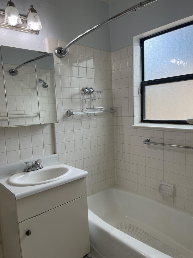 Building Photo - 437 Maple St NE