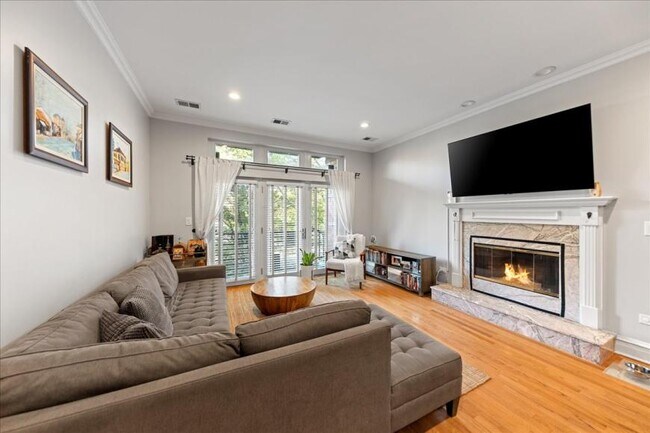 Building Photo - 3 bedroom in Chicago IL 60613
