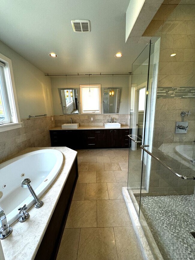 Building Photo - 4bd/4.5ba Seattle House