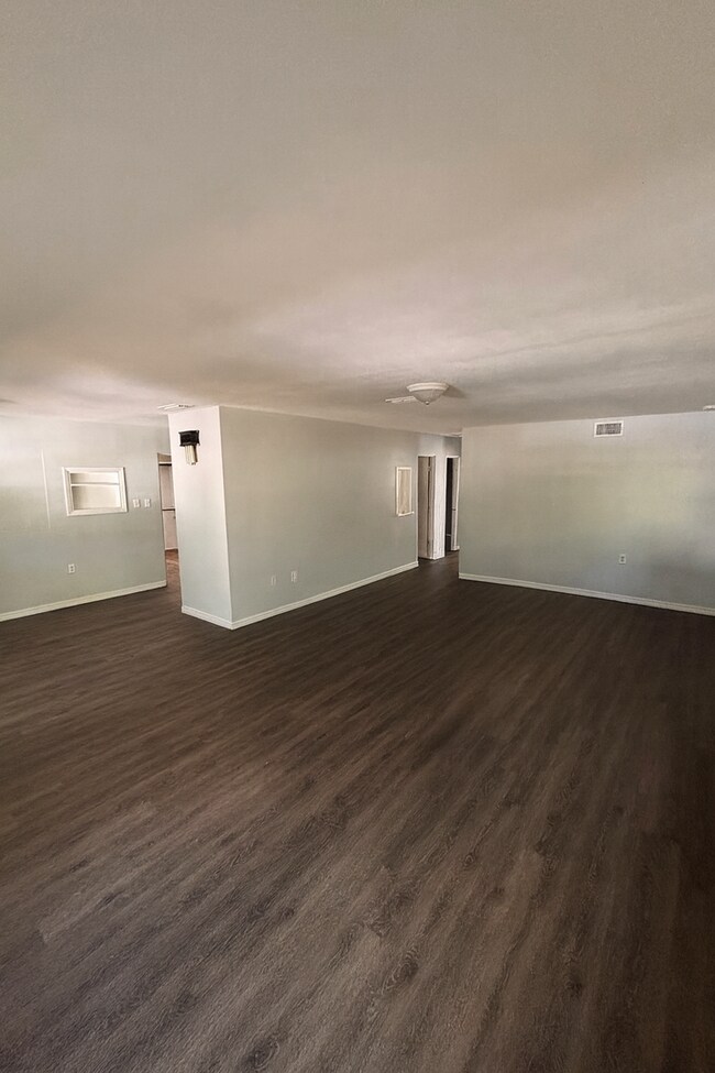 Building Photo - 4939 Flamingo Ln