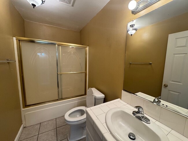 Building Photo - Spacious Northwest Bakersfield Home!