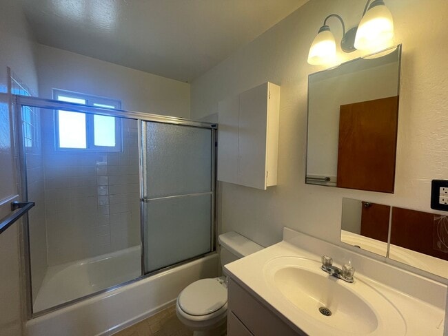 Building Photo - A 3 bedroom and 2 bathroom home in San Bruno!